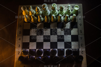 棋牌游戏的经营理念和竞争理念以及战略理念。象棋人物在烟雾缭绕的黑暗背景上。