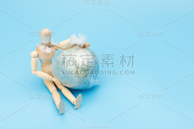 世界环境日的概念。象征木人和地球。环境污染的后果将是人类的死亡。