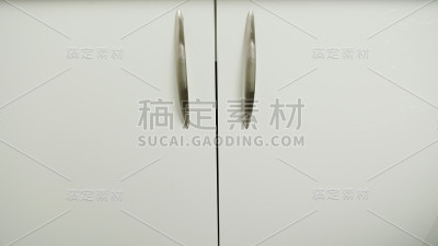 一只扔垃圾的手