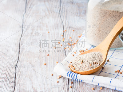 木桌上放无麸荞麦粉