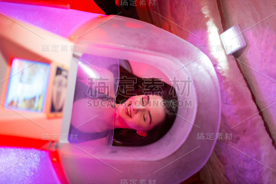 年轻美丽的微笑女人和水疗胶囊