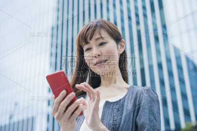 商务女性使用智能手机