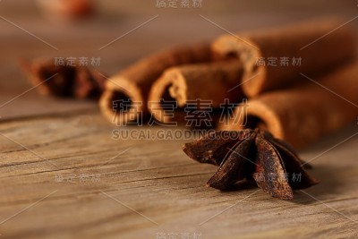 香喷喷的肉桂棒和八角放在木质表面