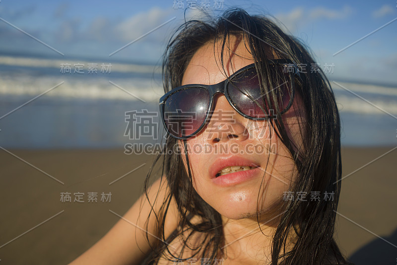 自然的生活方式肖像年轻性感和凉爽的亚洲中国女人在美丽的海滩天堂感觉轻松和快乐享受假期的无忧无虑