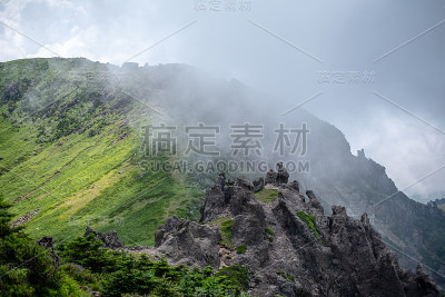 爬哈拉山就像在云中漫步。