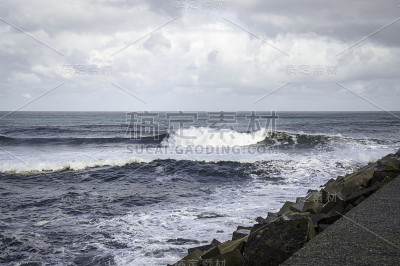 海岸上波涛汹涌