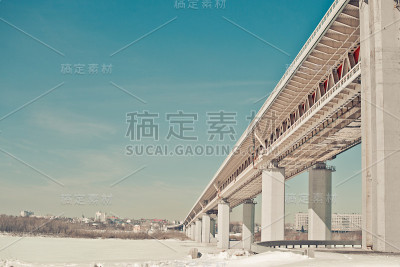 穿过伏尔加河的桥