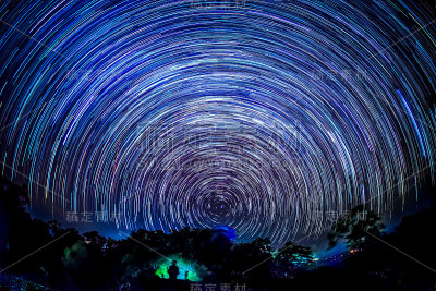 国家公园上空的星星轨迹