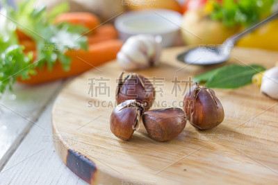 烤板栗配蔬菜。
