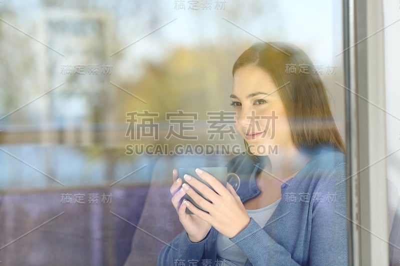 一个女人从窗户往外看