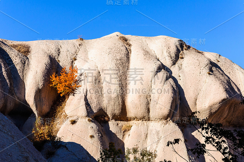 土耳其卡帕多西亚，火山岩石形成的洞穴城镇，戈雷米的石头房屋，凝灰岩雕刻的山景