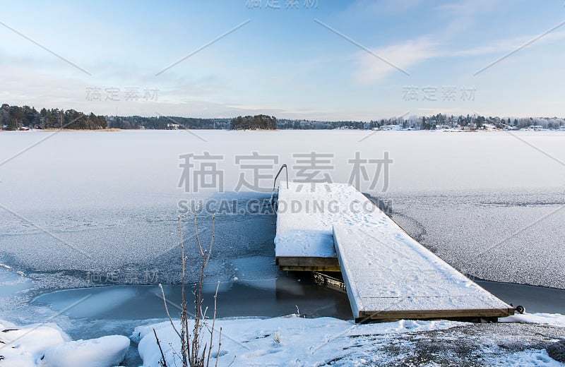 位于维尔姆德湾的巴德霍尔门浴场的冬季照片，在夏季尤其受欢迎