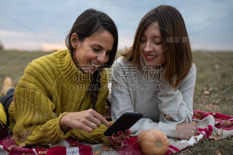 两个女孩在野餐库存照片上玩得很开心