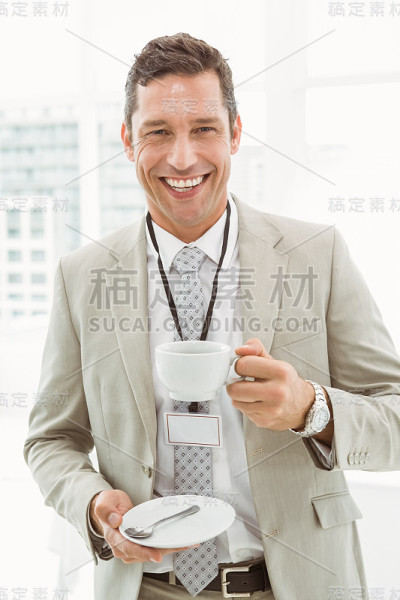 在办公室休息时间微笑的商人