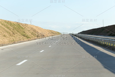 新的柏油路在大自然上