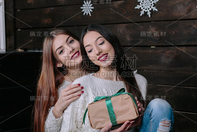 两个漂亮的女孩在圣诞节