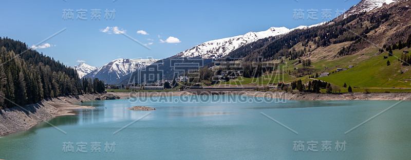 从达沃斯湖-瑞士的高部分雪山阿尔卑斯山在春天的阳光和蓝天全景