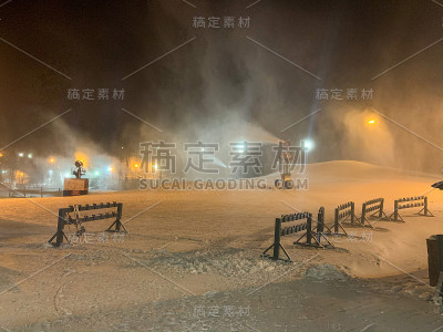 滑雪坡道上的雪在夜间形成