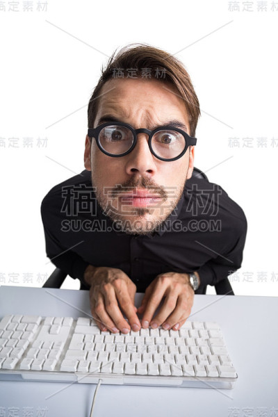 穿着衬衫、使用电脑的专注商人