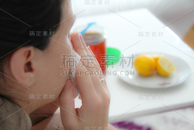 躺在床上的年轻妇女