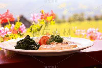 餐馆里装在盘子里的肉