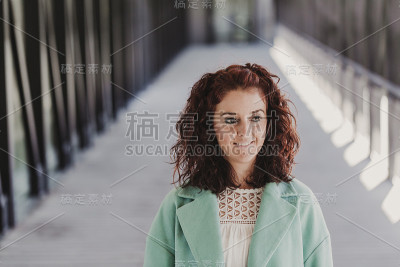 一个微笑的美丽年轻女人的肖像。在室内