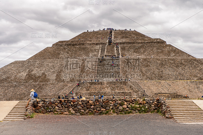 特奥蒂瓦坎的太阳金字塔(Piramide del Sol)，它是一个古老的中美洲城市。联合国教科文组