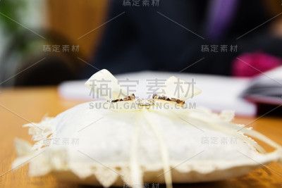 订婚金戒指