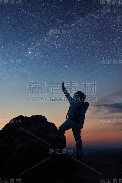 宇航员站在美丽的夜空下。