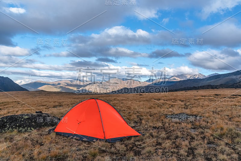 风景秀丽的高山峻岭上，建有帐篷