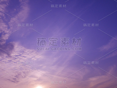 天空有戏剧性的多云日落和太阳