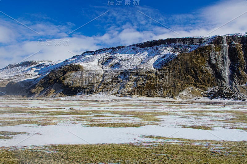 冰岛冬季有瀑布的山地景观