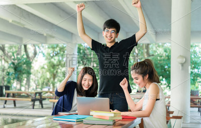 青年学生小组完成，完成大学读书