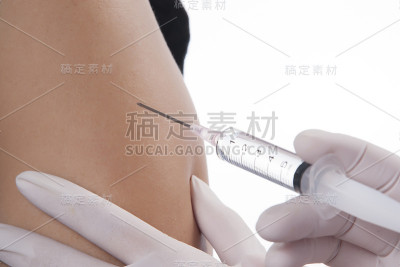 医生/护士拿着注射器进行注射