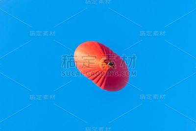 红色的空气以心形气球的形式出现在蓝色的天空中。