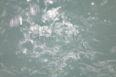 泼洒热水