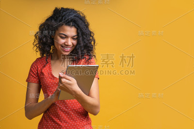 迷人的年轻非洲裔美国女孩的肖像