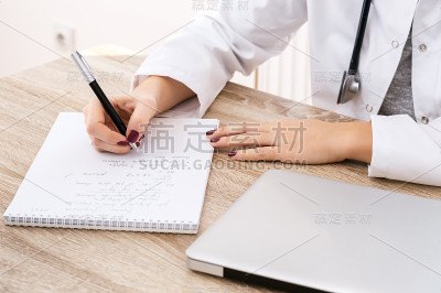 医生在现代办公室里开处方治疗