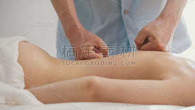 年轻的模特女子模特接受水疗按摩-保健概念