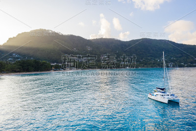 美丽的风景帆船在海洋日落对博瓦隆海岸。