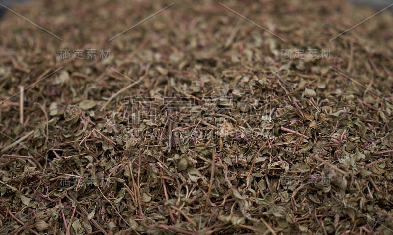 辛辣植物的干叶，在烹调中用作调味品。干树叶