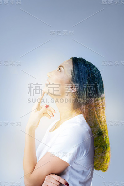 乐观的模特抬起了头