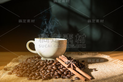 白咖啡杯和粗麻布上的咖啡豆