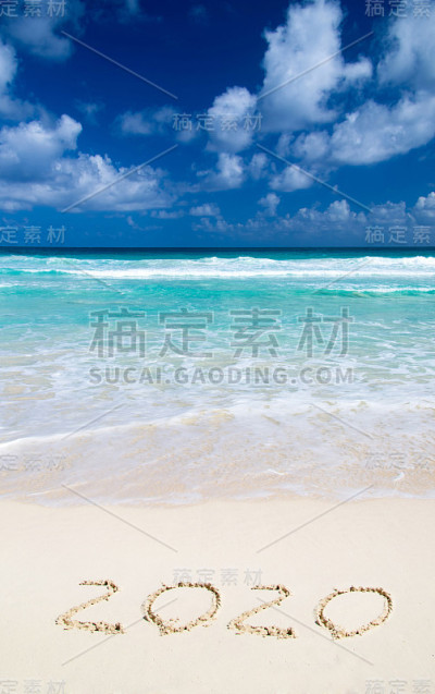 2020年在海边的沙滩上