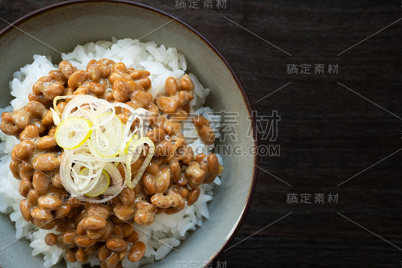 日本人把白米饭和纳豆放在木桌上煮