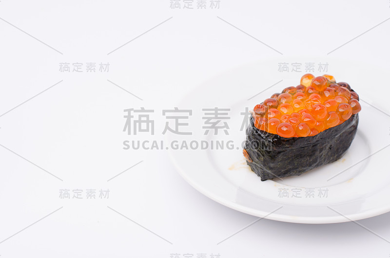 寿司孤立在白色的背景上