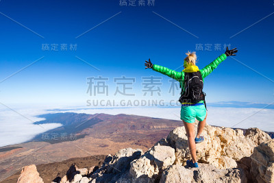女性攀登成功的山顶