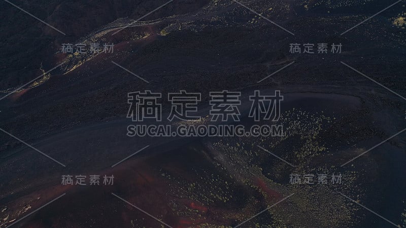 鸟瞰火山口的埃特纳山，卡塔尼亚，意大利西西里岛。Silvestri坑。火山黑色和红色的沙子。自然景观