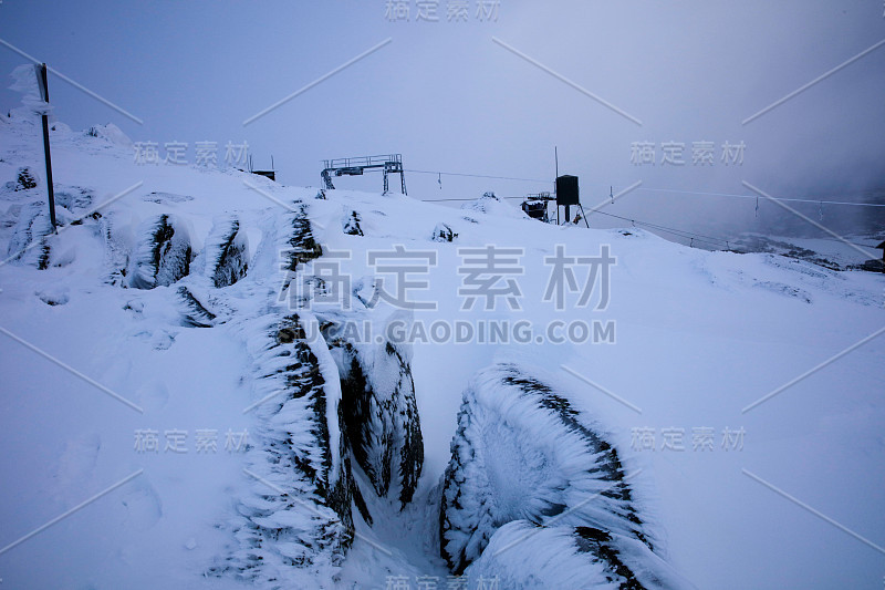 滑雪场边界外的雪山