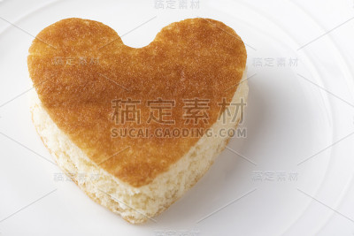 白色盘子上的心形糖果